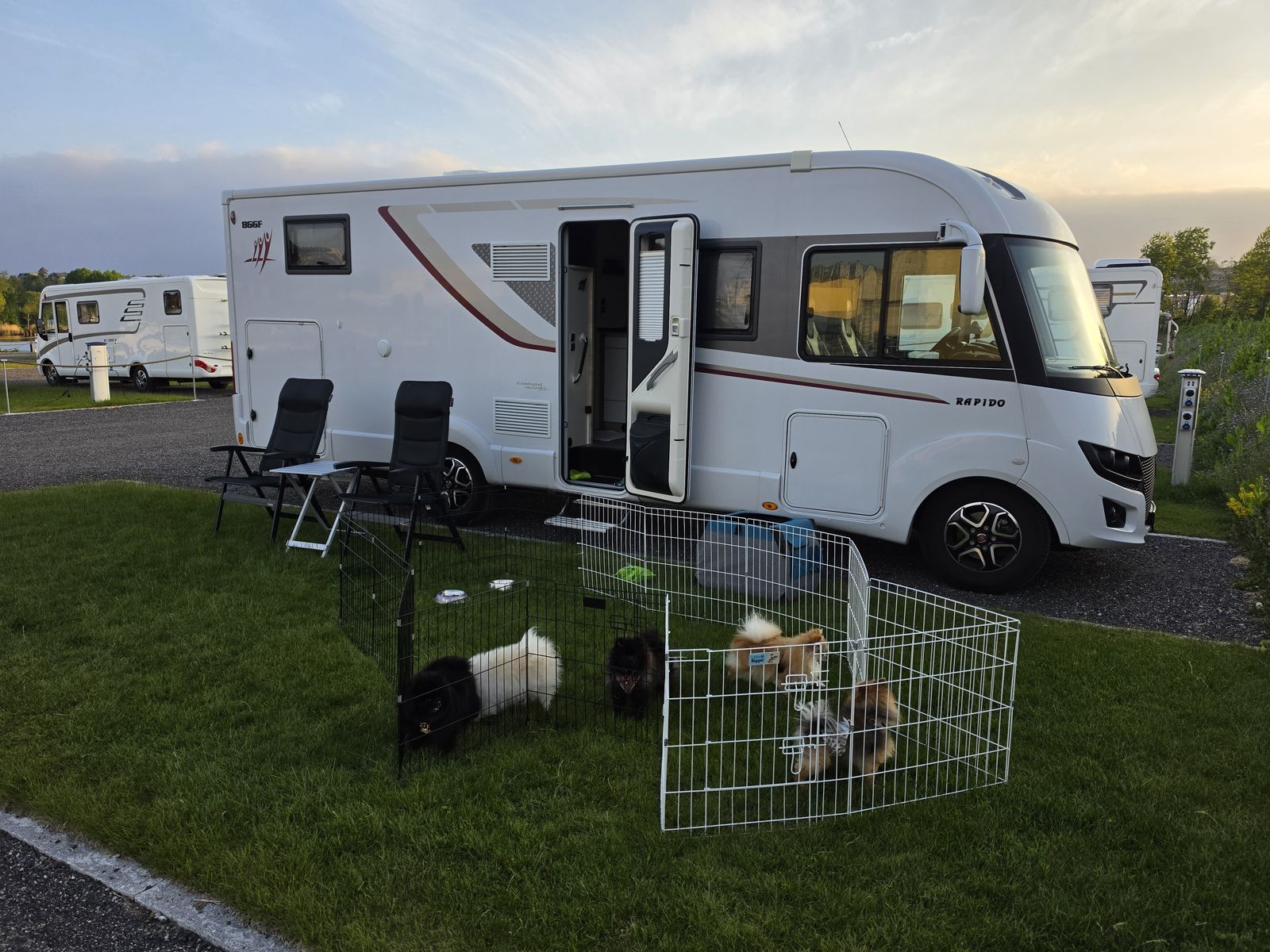 Bobil oppstilt på campingplass i kveldssol